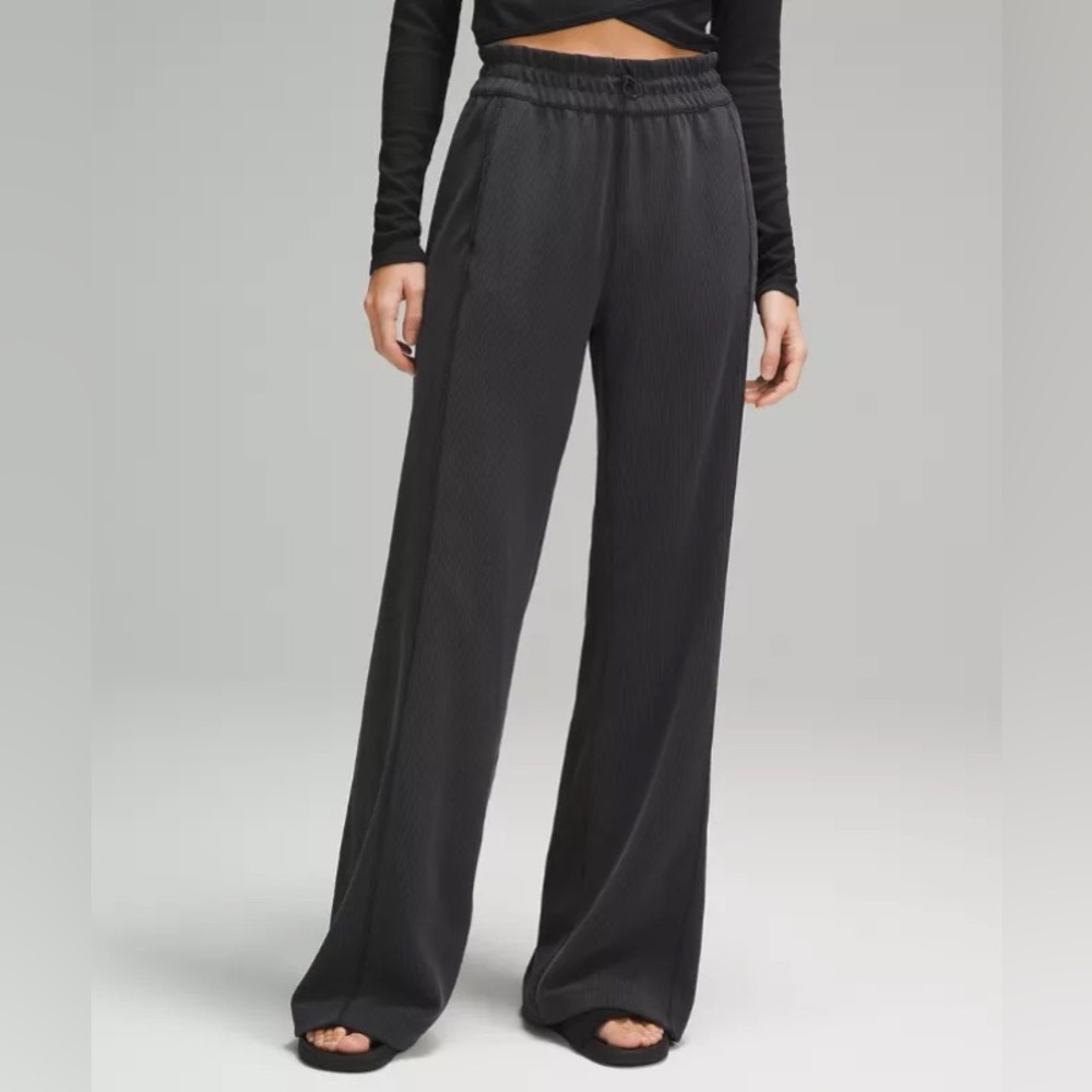 NWT Lululemon Ribbed Softstreme Mid-rise Wideleg pants in Black